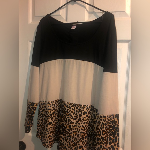 shirley Tops - Animal print,lightweight sweatshirt type shirt, XL,  colorblock, multi-media EUC